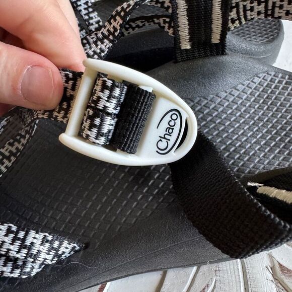 Chaco black and white cloud sandals size 7 - Picture 7 of 7